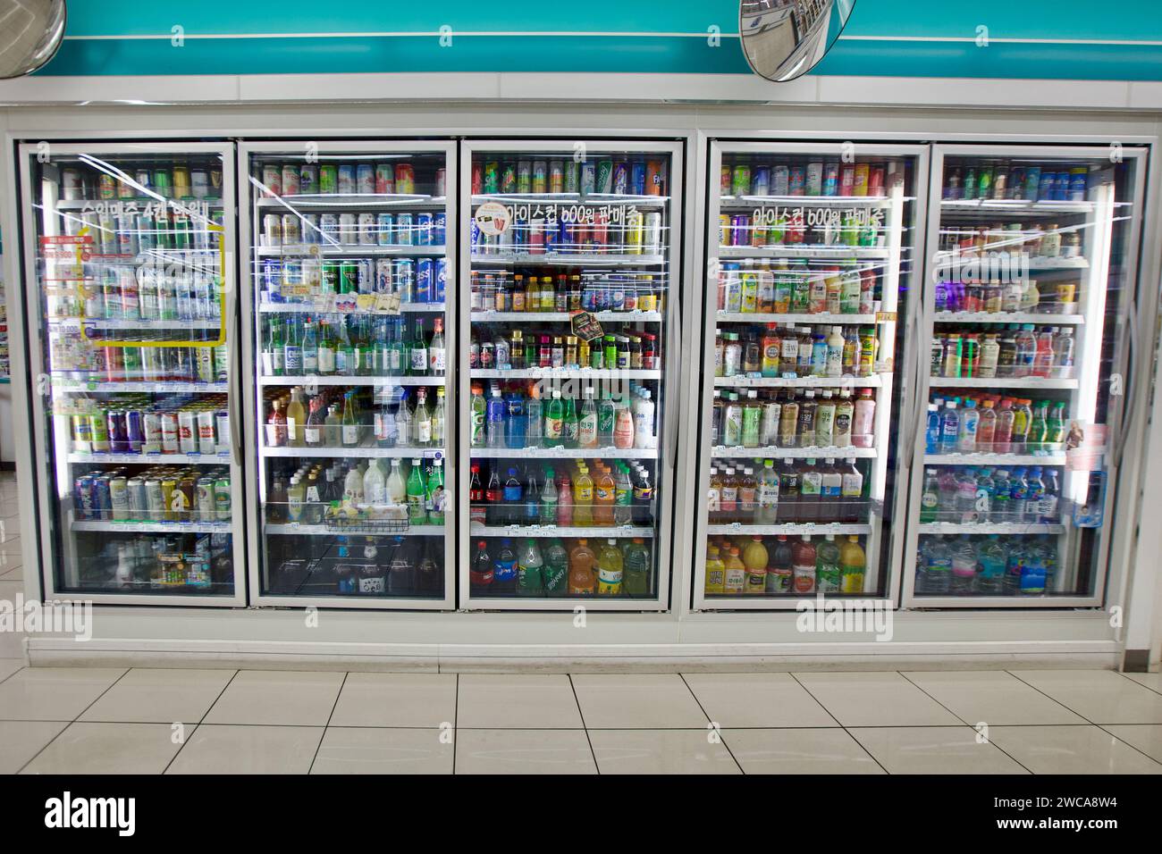 Ulsan, Corea del Sud - 3 marzo 2020: All'interno di un minimarket, una gamma ordinata di bevande, con alcol sulla sinistra, bevande vitaminiche Foto Stock
