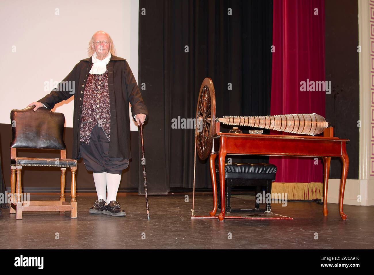Ben Franklin interprete, accanto a Glass Harmonica, armonica, inventata da Ben Franklin, strumento musicale coloniale, unico, ruota da girare, formica Foto Stock