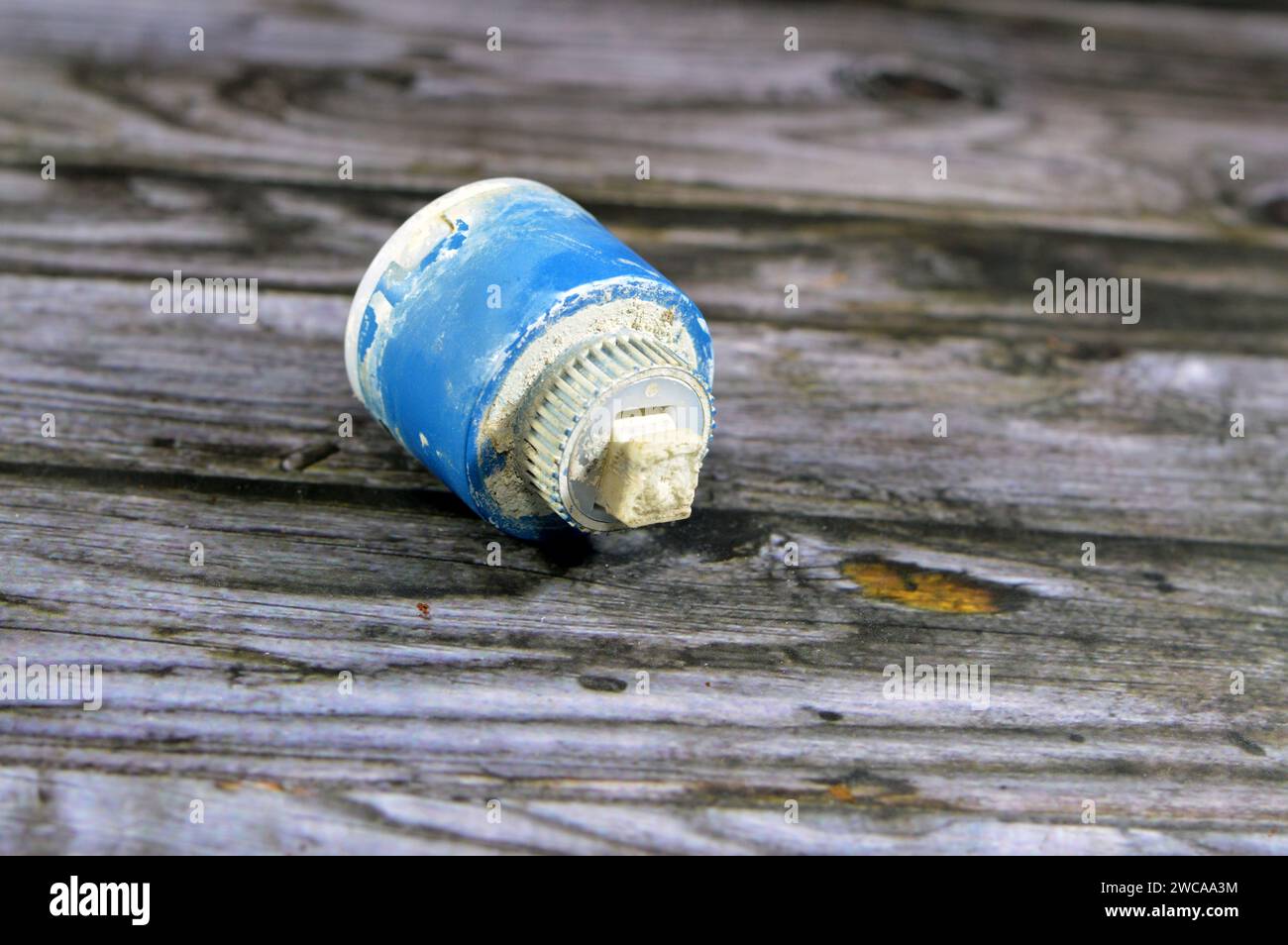 Parti in plastica del corpo del rubinetto della doccia rotte usate che devono essere fissate o sostituite per rilevare perdite d'acqua, tubazioni e manutenzione Foto Stock