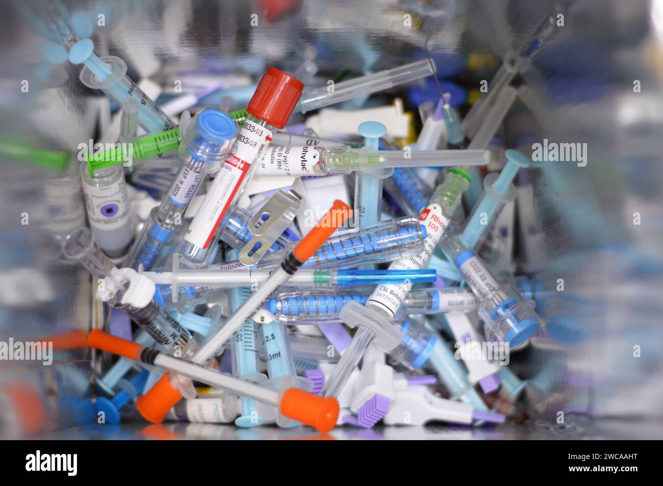 Cairo, Egitto, 11 gennaio 2024: Rifiuti medici di aghi taglienti, siringhe all'interno di una cassetta di sicurezza, oggetti usati taglienti pericolosi, fiale rotte e altri h Foto Stock