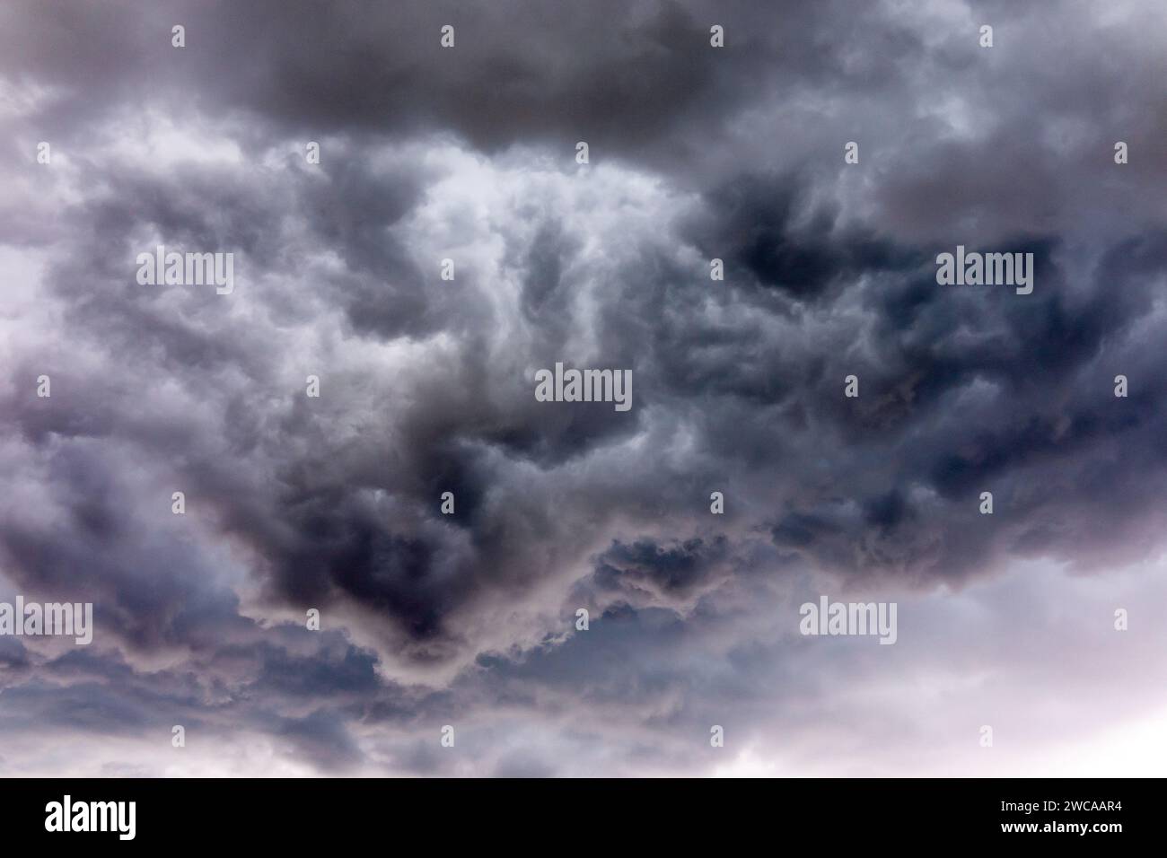 Spettacolari nuvole scure poco prima di una tempesta di tuore e pioggia pesante Foto Stock