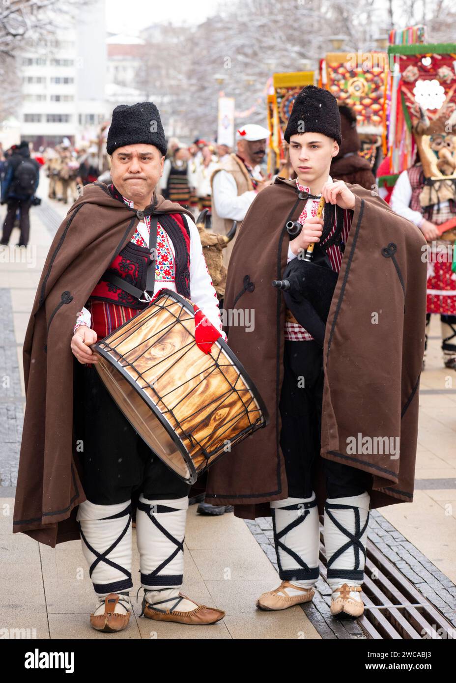Musicisti folk in abiti tradizionali al Surva International Masquerade and Mummers Festival di Pernik, regione di Sofia, Bulgaria, Europa orientale, UE Foto Stock