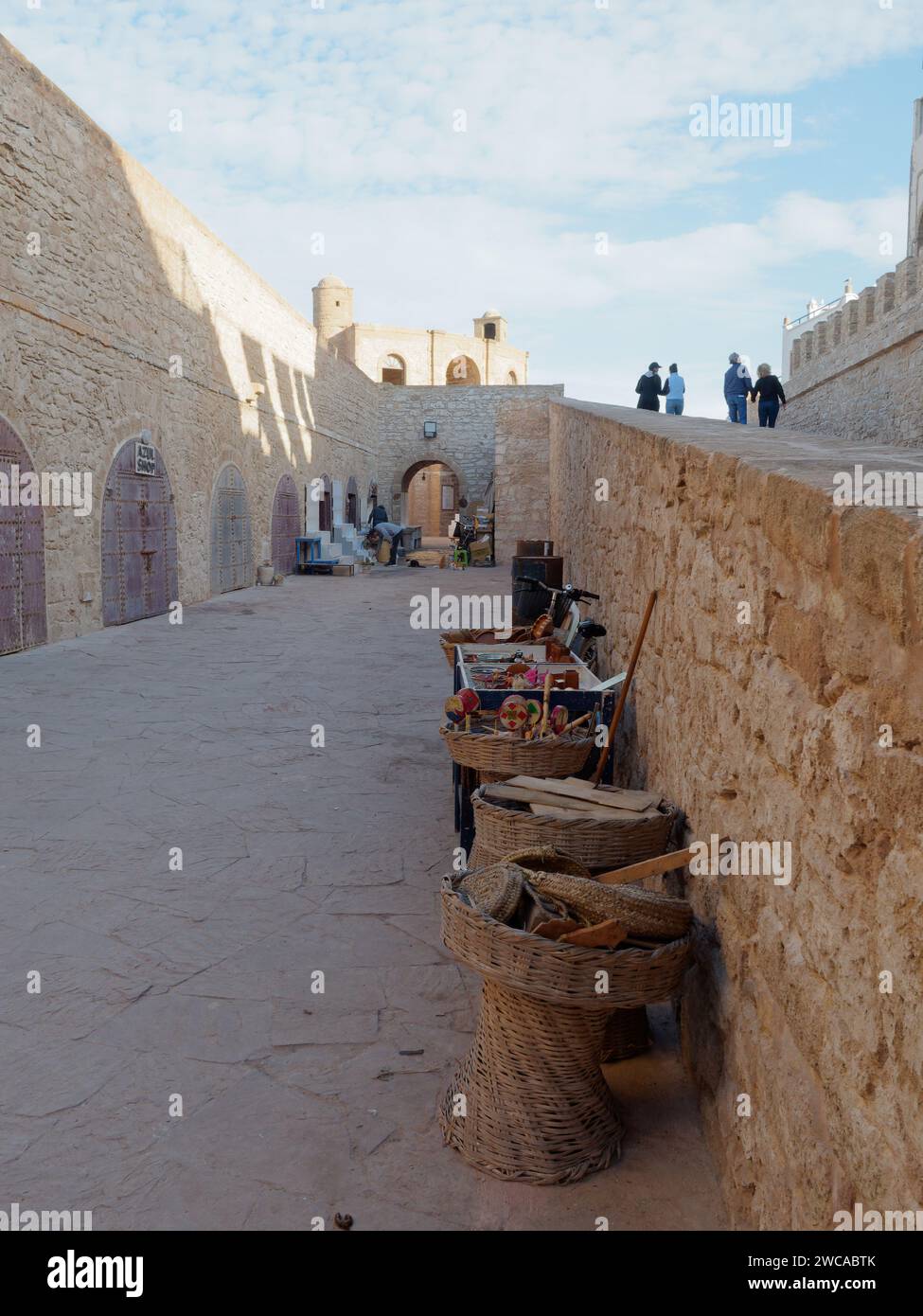 Souvenir in vendita nel forte nella medina di Essaouira Marocco, 14 gennaio 2024 Foto Stock