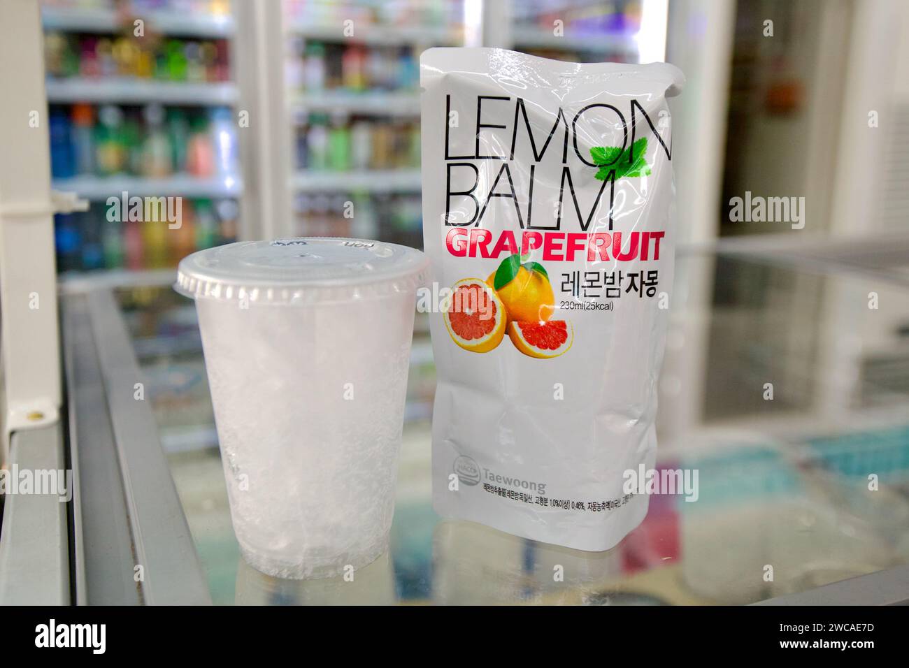 Ulsan, Corea del Sud - 3 marzo 2020: Una bevanda rinfrescante al pompelmo in una borsa, venduta in un minimarket, progettata per essere versata su una tazza di ghiaccio, offe Foto Stock