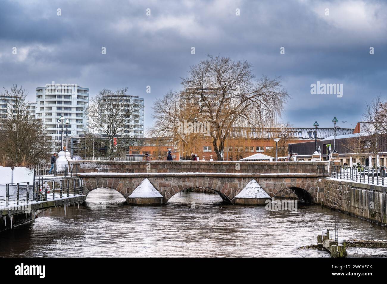 Vecchio ponte di pietra sul fiume Vejle, Danimarca Foto Stock