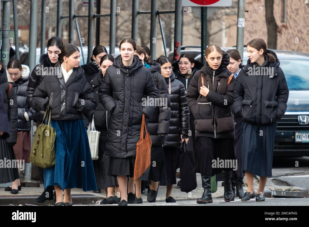 Giovani donne ebree ortodosse che vanno alla scuola religiosa di domenica a Brooklyn, New York. Foto Stock