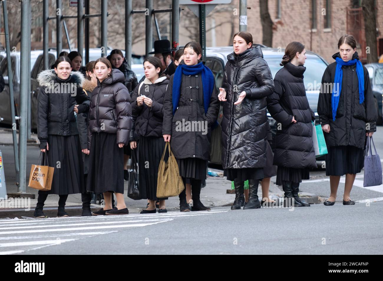 Giovani donne ebree ortodosse che vanno alla scuola religiosa di domenica a Brooklyn, New York. Foto Stock