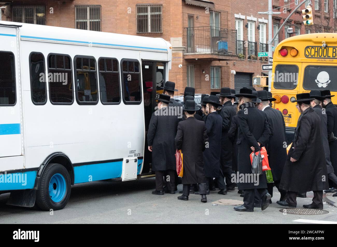 In una fredda giornata invernale, i giovani ebrei ortodossi salgono a bordo di un autobus per partecipare a un gruppo di studio del Talmud dall'altra parte di Brooklyn. Bedford Ave a Williamsburg. Foto Stock