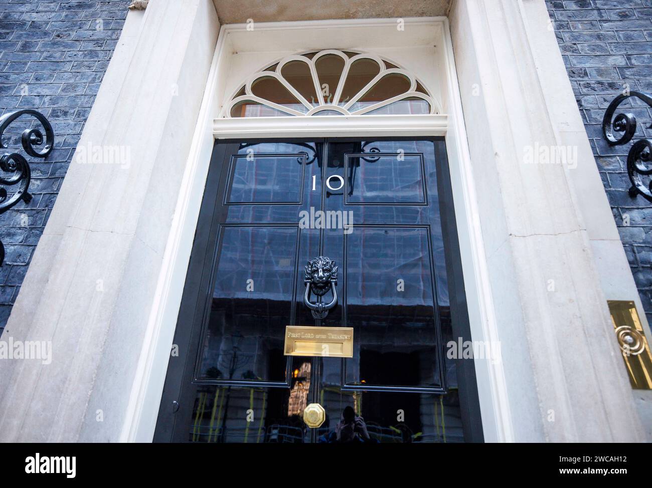 Londra, Regno Unito. 15 gennaio 2024. La porta del numero 10 di Downing Street. I conservatori stanno respingendo un sondaggio che prevede una vittoria schiacciante dei laburisti, simile a quella del 1997. Il sondaggio YouGov, più dettagliato in cinque anni, prevede che i conservatori manterranno solo 169 seggi mentre i laburisti saliranno al potere con 385 seggi. Credito: Karl Black/Alamy Live News Foto Stock