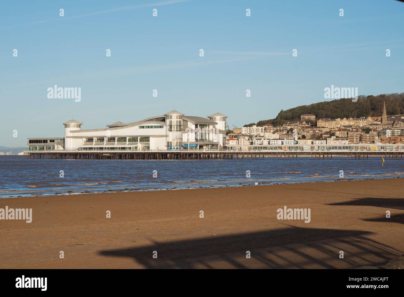 Il Grand Pier a Weston-super-Mare, nel Somerset settentrionale, in una giornata soleggiata e limpida con l'alta marea. Foto Stock