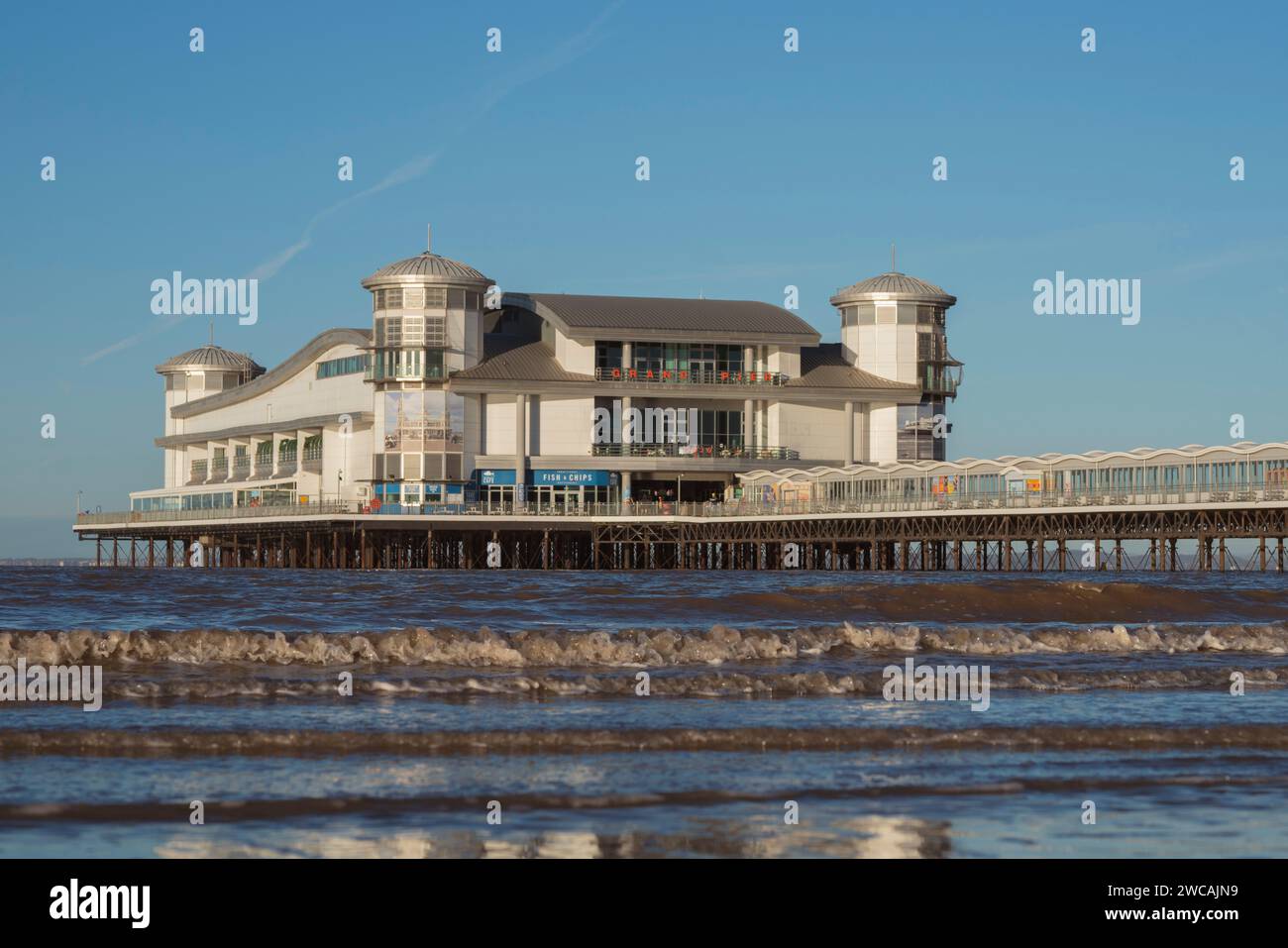Il Grand Pier a Weston-super-Mare, nel Somerset settentrionale, in una giornata soleggiata e limpida con l'alta marea. Foto Stock