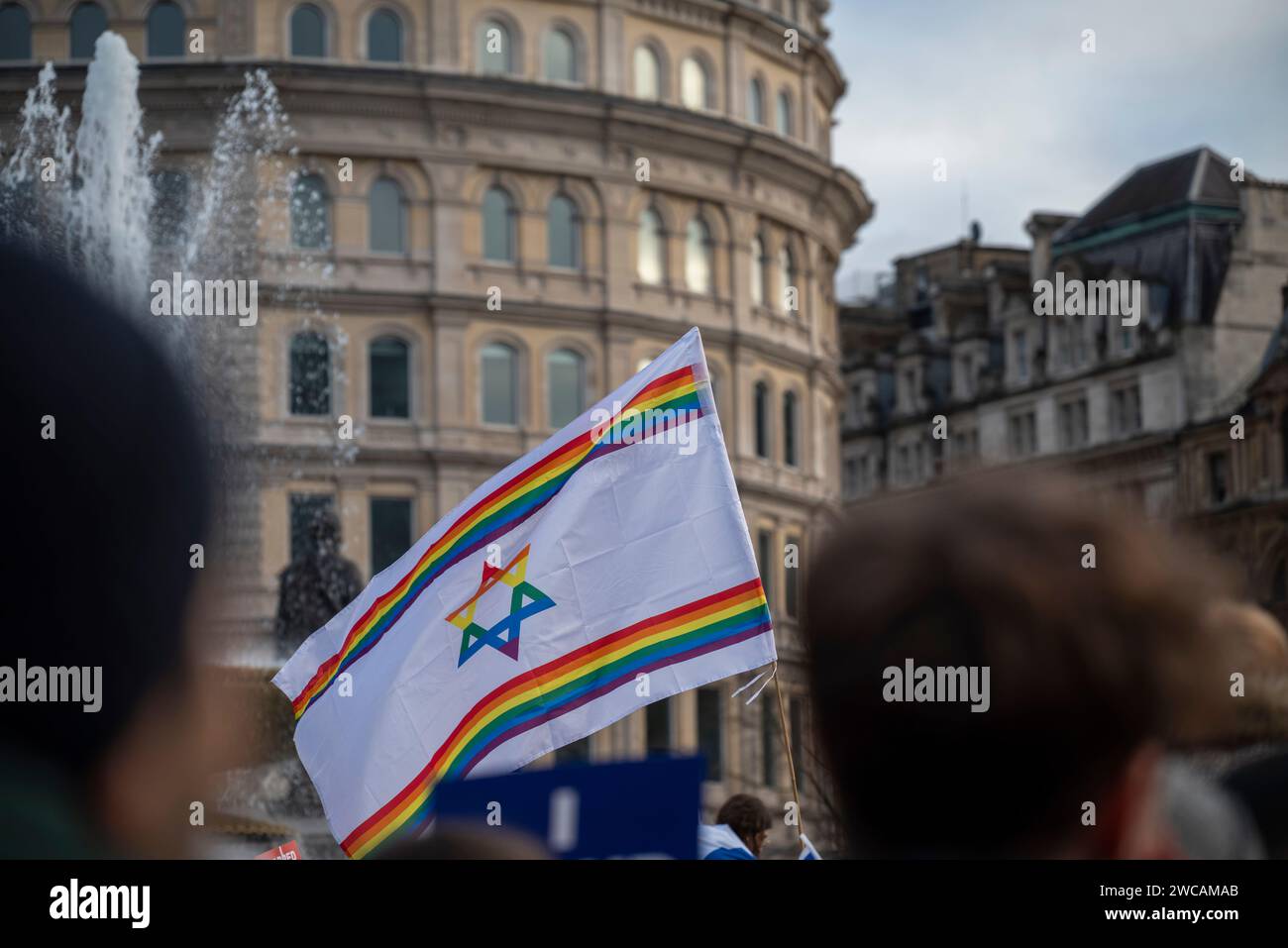 Bandiera LGBTQ+ al raduno pro-Israele a Trafalgar Square chiedendo il rilascio di ostaggi e segnando 100 giorni dall'attacco terroristico di Hamas, Londra, Regno Unito 14/0 Foto Stock