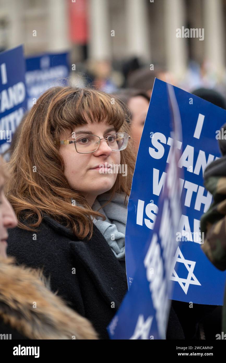 Mi trovo con il cartello di Israele al raduno pro-Israele a Trafalgar Square per chiedere il rilascio di ostaggi e segnare 100 giorni dall'attacco terroristico di Hamas, Foto Stock