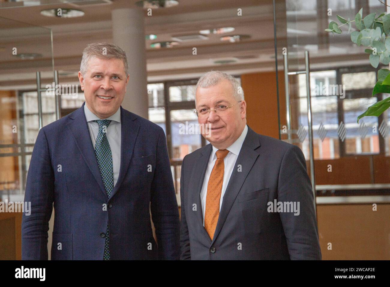 Monaco, Germania. 15 gennaio 2024. Il ministro degli Esteri islandese Bjarni Benediktsson ha incontrato l'eurodeputato Markus Ferber (CSU) a Monaco di Baviera, in Germania, il 15 gennaio 2024. Bjarni Benediktsson è stato ministro dell'economia e delle finanze dal 2013 al 2023, con un'interruzione dal gennaio al novembre 2017, quando era primo ministro. Benediktsson è ministro degli Esteri dell'Islanda dall'ottobre 2023 e presidente del Partito dell'indipendenza liberale-conservatore dal 2009. Credito: SIPA USA/Alamy Live News Foto Stock