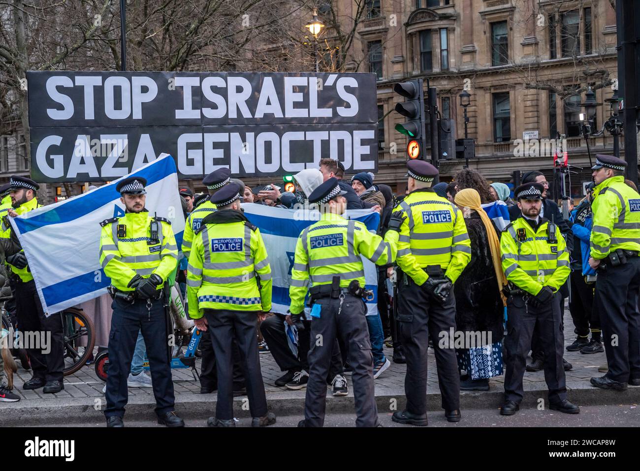 Forte presenza della polizia alla controprotesta degli ebrei chassidici al raduno pro-Israele a Trafalgar Square, chiedendo il rilascio di ostaggi e segnando 100 Foto Stock