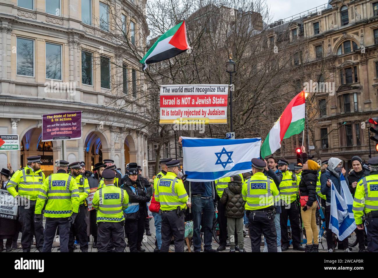 Forte presenza della polizia alla controprotesta degli ebrei chassidici al raduno pro-Israele a Trafalgar Square, chiedendo il rilascio di ostaggi e segnando 100 Foto Stock