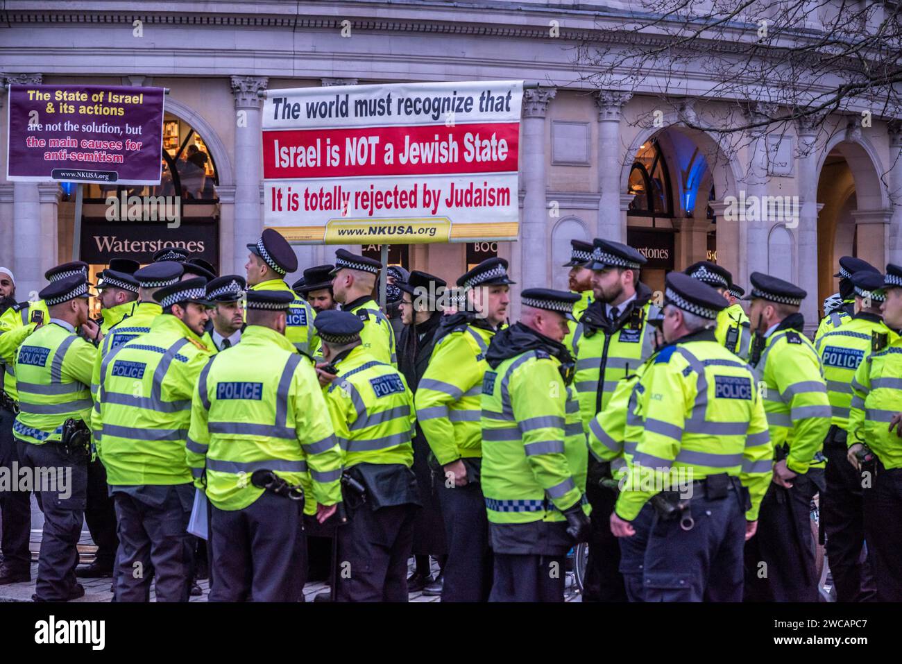Forte presenza della polizia alla controprotesta degli ebrei chassidici al raduno pro-Israele a Trafalgar Square, chiedendo il rilascio di ostaggi e segnando 100 Foto Stock