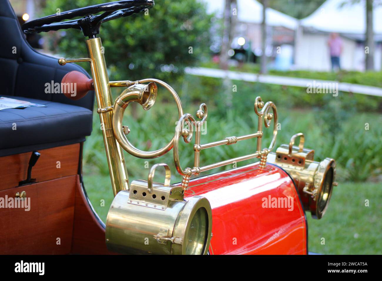 Volante di un'auto d'epoca con dettagli dorati Foto Stock