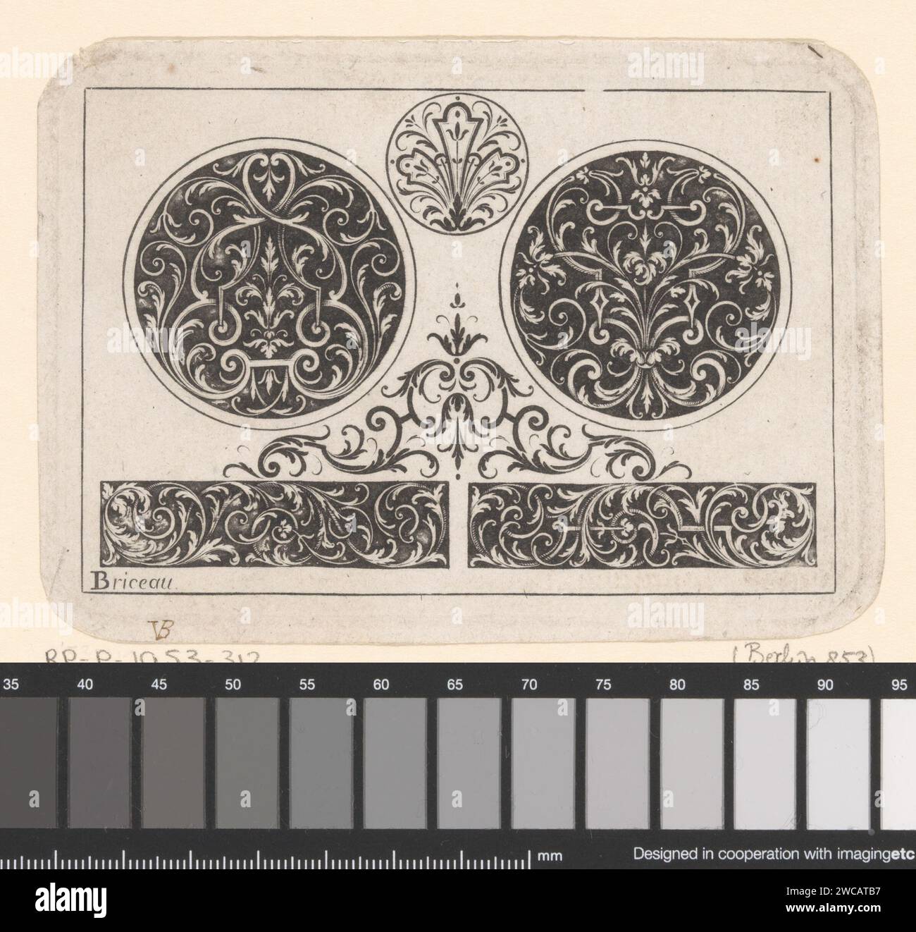 Medaglioni a goccia, anonimi, stampa a partire dal 1709 tre medaglioni rotondi pieni di treccia, sotto un ornamento e due rettangoli pieni di treccia. Decorazione con incisione in carta parigina  medaglione. interlacciamento  ornamento Foto Stock