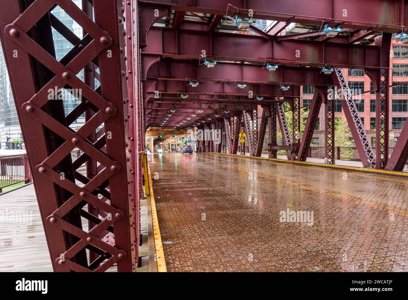 Attraversa un ponte a due piani nel centro di Chicago in una giornata primaverile piovosa Foto Stock