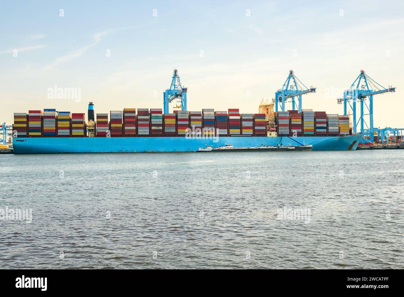 Nave portacontainer di grandi dimensioni caricata in un porto commerciale Foto Stock