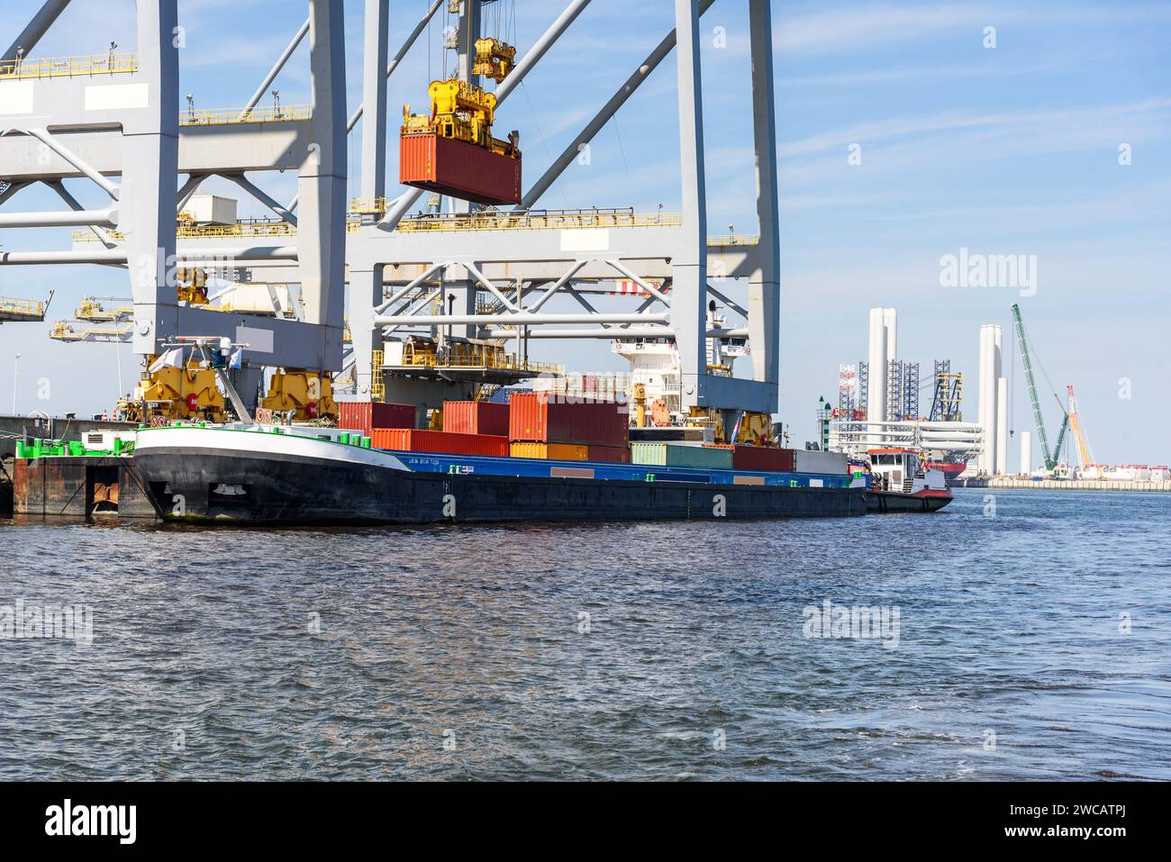 Chiatta da carico caricata con container in un porto Foto Stock