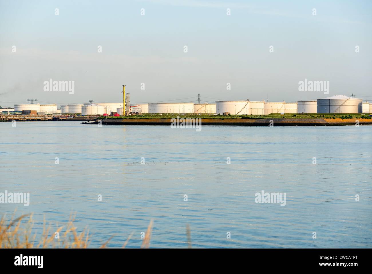 Vista di un terminal petrolifero al tramonto in estate Foto Stock