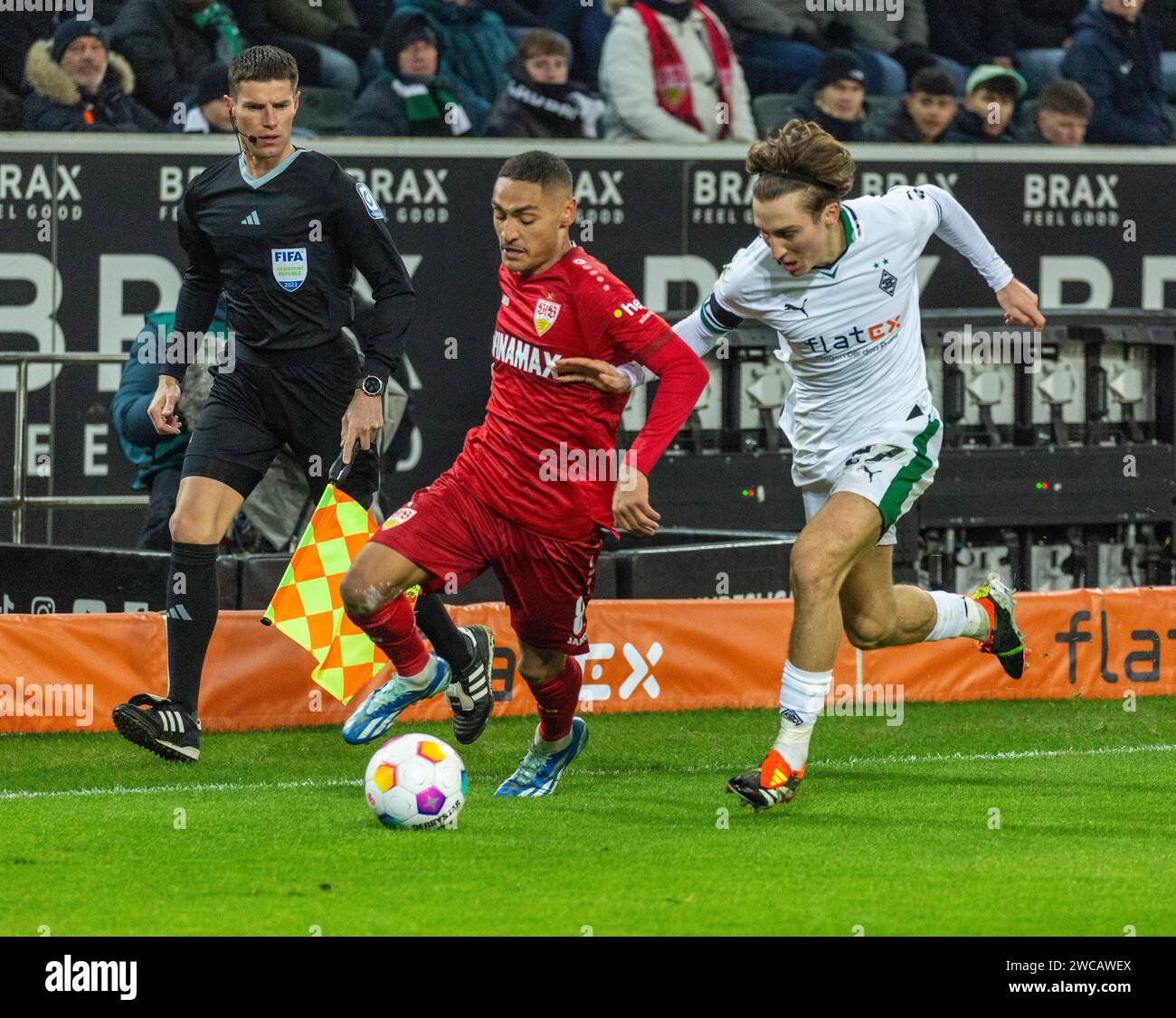 Sport, calcio, Bundesliga, 2023/2024, Borussia Moenchengladbach vs. VfB Stuttgart 3-1, scena della partita, f.l.t.r. linesman Robert Kempter, Enzo Millot (VfB), Rocco Reitz (MG), REGOLAMENTI DFL VIETANO QUALSIASI USO DI FOTOGRAFIE COME SEQUENZE DI IMMAGINI E/O QUASI-VIDEO Foto Stock