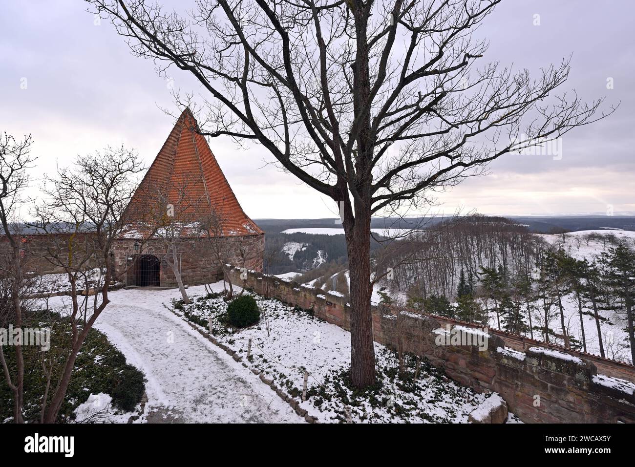 Seitenroda, Germania. 15 gennaio 2024. Vista della torre velo del castello di Leuchtenburg. L'anno scorso, è stato scoperto il seminterrato completamente conservato della torre, originariamente utilizzato per difendere il castello nel XV secolo e più tardi come dungeon. Sono stati analizzati più di 600 reperti come ossa animali, piastrelle da forno e maniglioni. Richard Lessing della Bauhaus University, Facoltà di Ingegneria civile, sta attualmente determinando le condizioni della struttura in muratura. La torre deve essere resa accessibile al pubblico in futuro. Credito: Martin Schutt/dpa/Alamy Live News Foto Stock