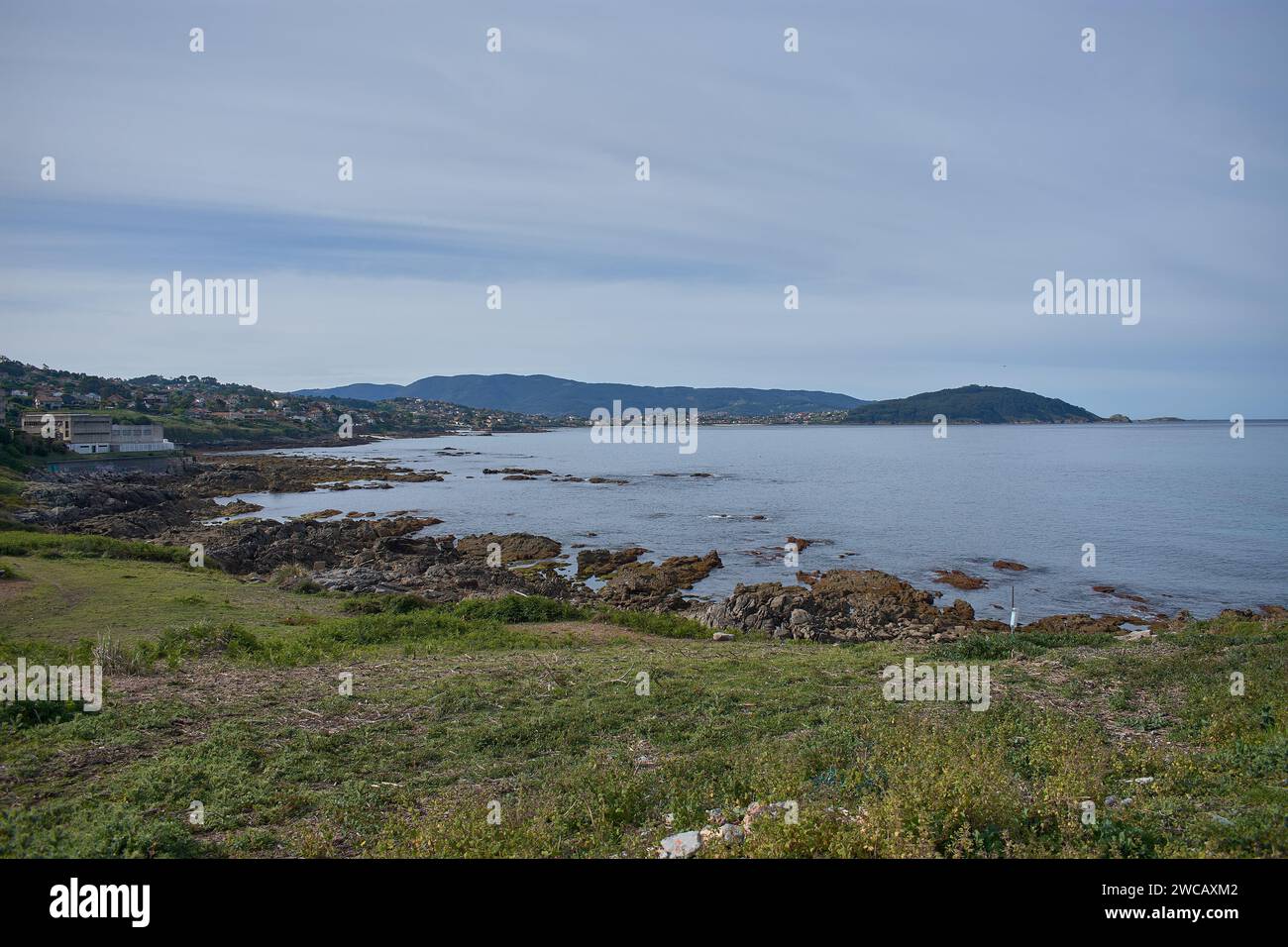 Camminando attraverso Cabo Estay possiamo contemplare la formazione rocciosa tra la quale si trova la Playa de Patos e alla fine del Monte ferro (Pontevedra, Spagna) Foto Stock