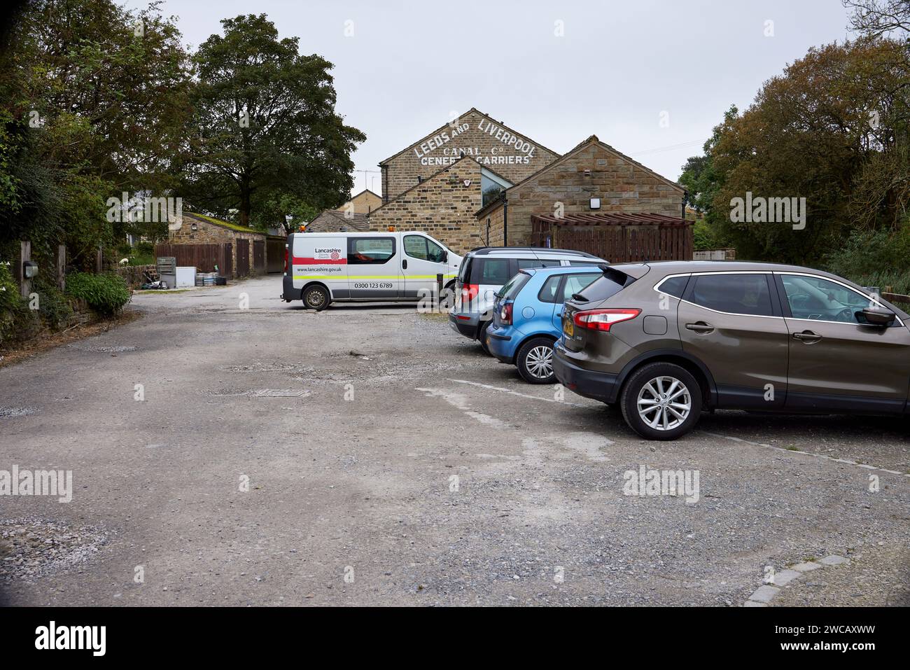 Parcheggio per i visitatori del canale Leeds e Liverpool e caffetteria a Foulridge, Lancashire. Foto Stock
