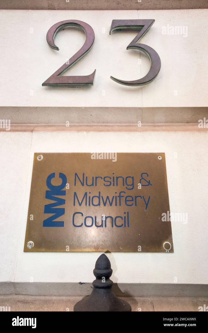 Targa di ottone fuori dagli uffici del Nursing and Midwifery Council – NMC al 23 Portland Place London W1B 1PZ. REGNO UNITO. (137) Foto Stock