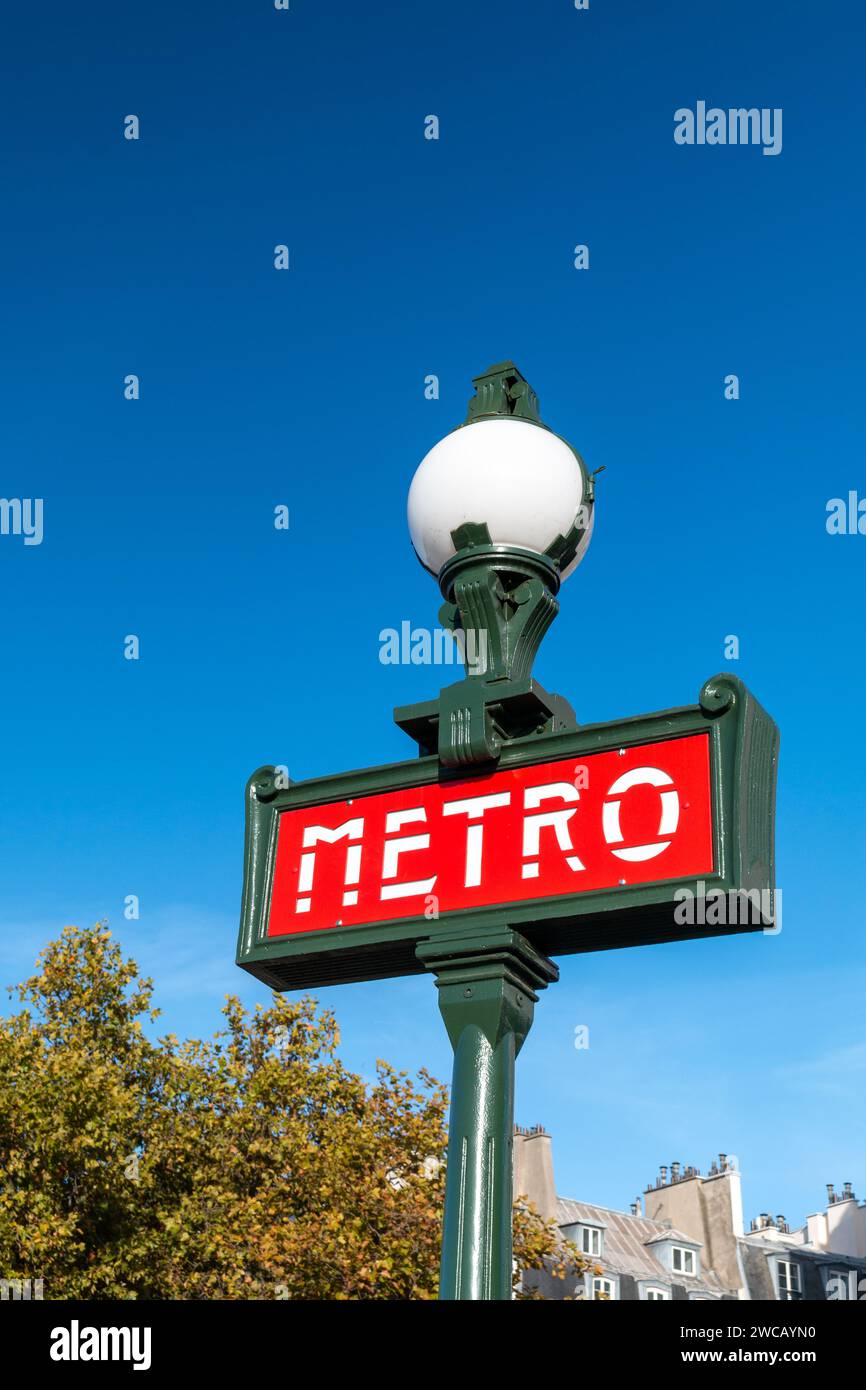 Cartello della metropolitana di Parigi nelle giornate di sole Foto Stock