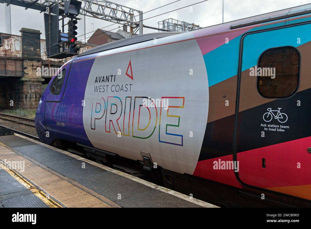 Avanti Pendolino 390119 in Pride livery alla stazione ferroviaria di Preston. Sabato 13 gennaio 2024. Foto Stock
