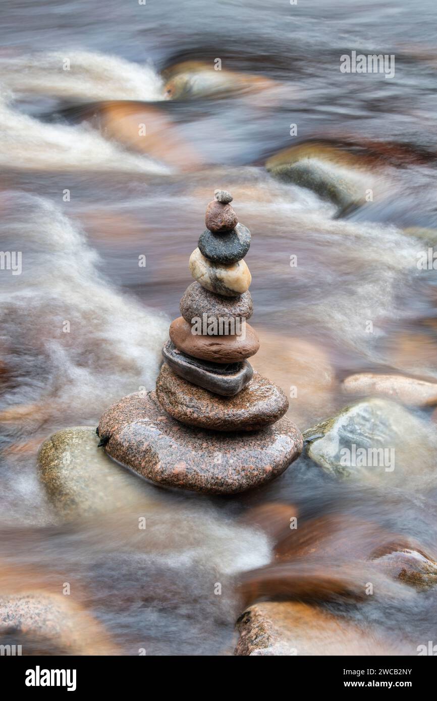 Pietre bilanciate impilate nel fiume Findhorn in inverno. Morayshire, Scozia Foto Stock