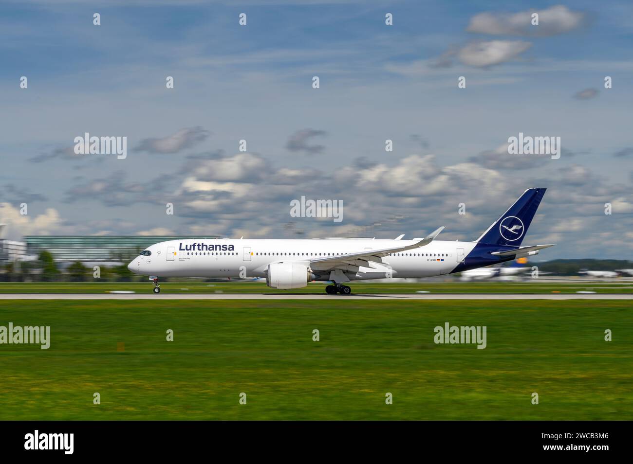 Lufthansa Airbus A350-941 con la targa D-AIVD inizia sulla Southern Runway 26L dell'aeroporto di Monaco MUC EDDM Foto Stock