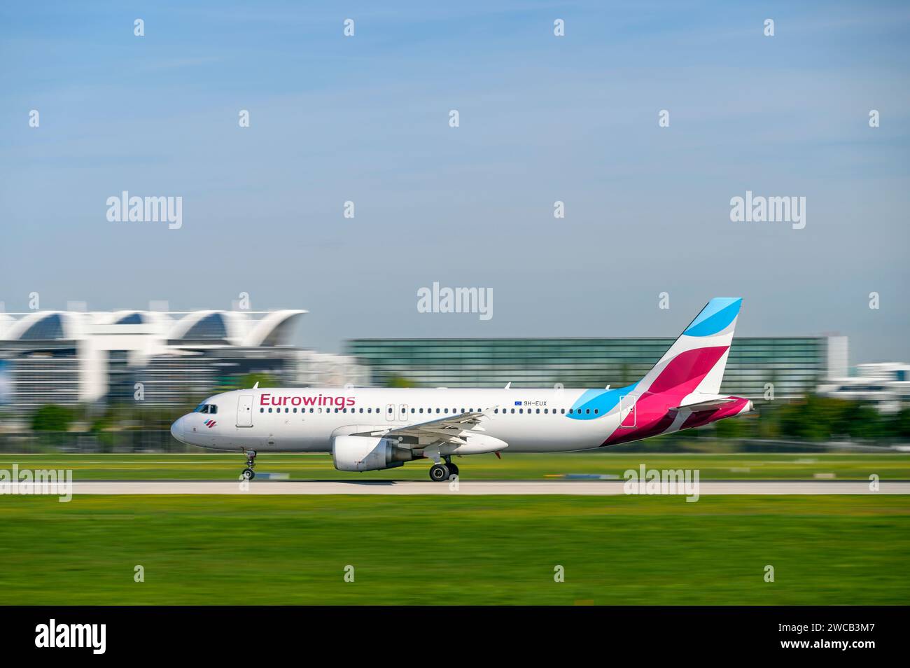 Eurowings Europe Malta A320-214 con identificazione dell'aeromobile 9H-EUX inizia sulla pista sud 26L dell'aeroporto MUC EDDM di Monaco Foto Stock