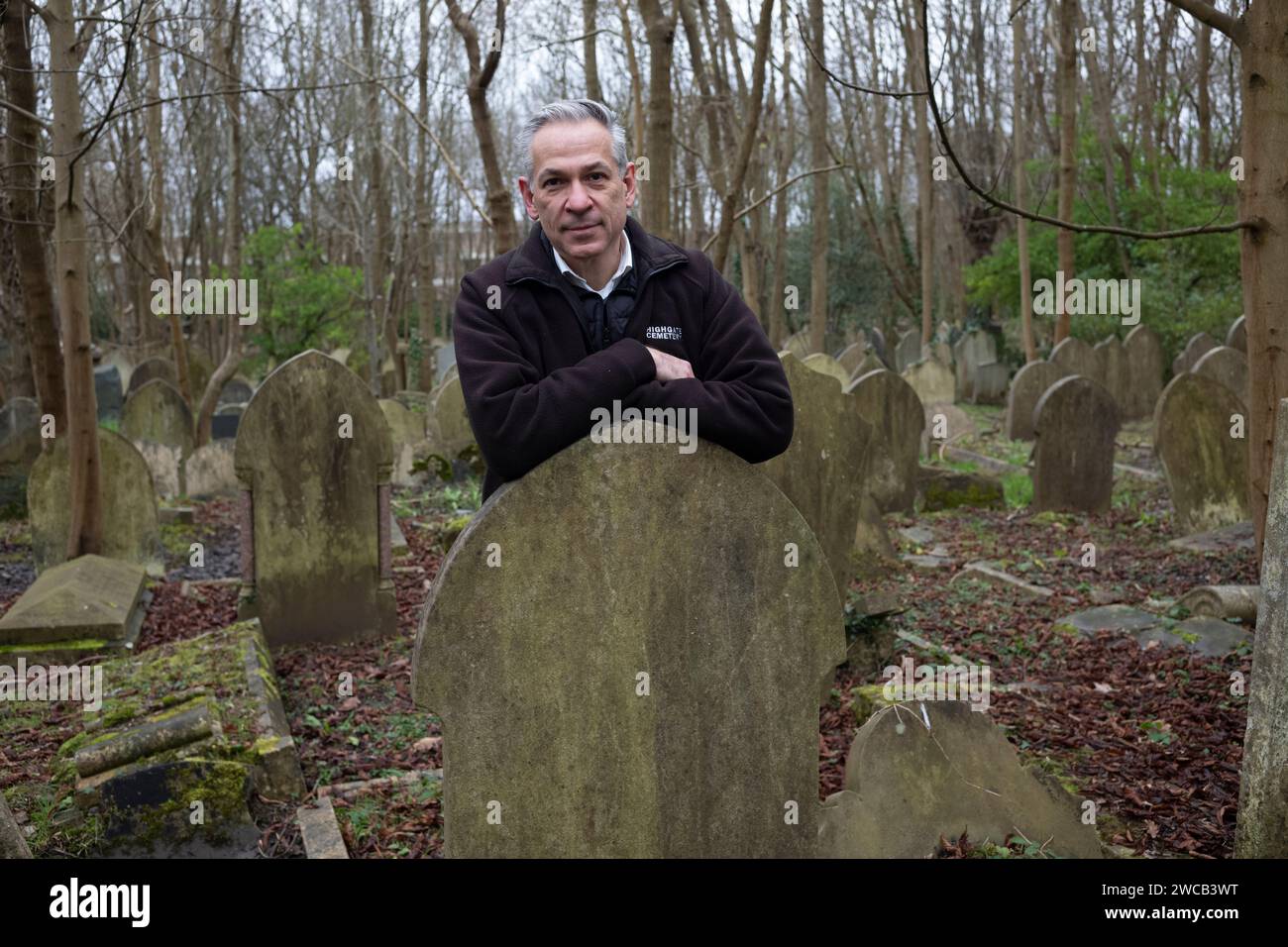 Ian Dungavell, CEO, Friends of Highgate Cemetery Trust, North London, in quanto il cimitero assicura 100.000 sterline di finanziamenti alla National Lottery per i lavori di ristrutturazione. Foto Stock