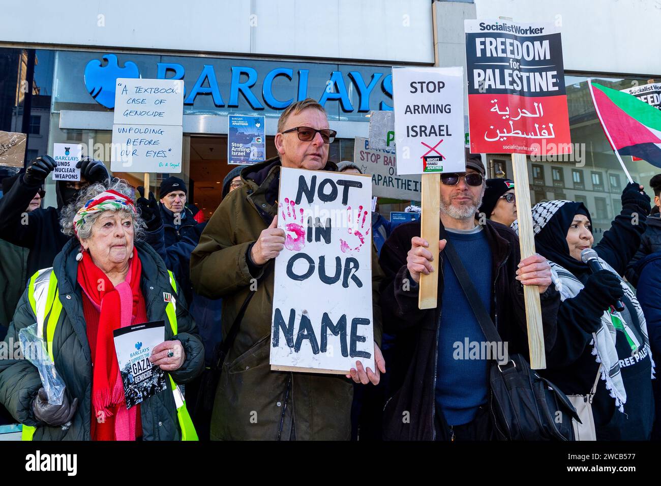 Huddersfield, Regno Unito, 15 gennaio 2024, giornata d'azione su Barclays; smettere di investire nella protesta contro il genocidio. I manifestanti chiedono a Barclays di porre fine al finanziamento delle compagnie d'armi collegate a Israele. Credito: Neil Terry/Neil Terry Photography Credit: Neil Terry/Alamy Live News Foto Stock