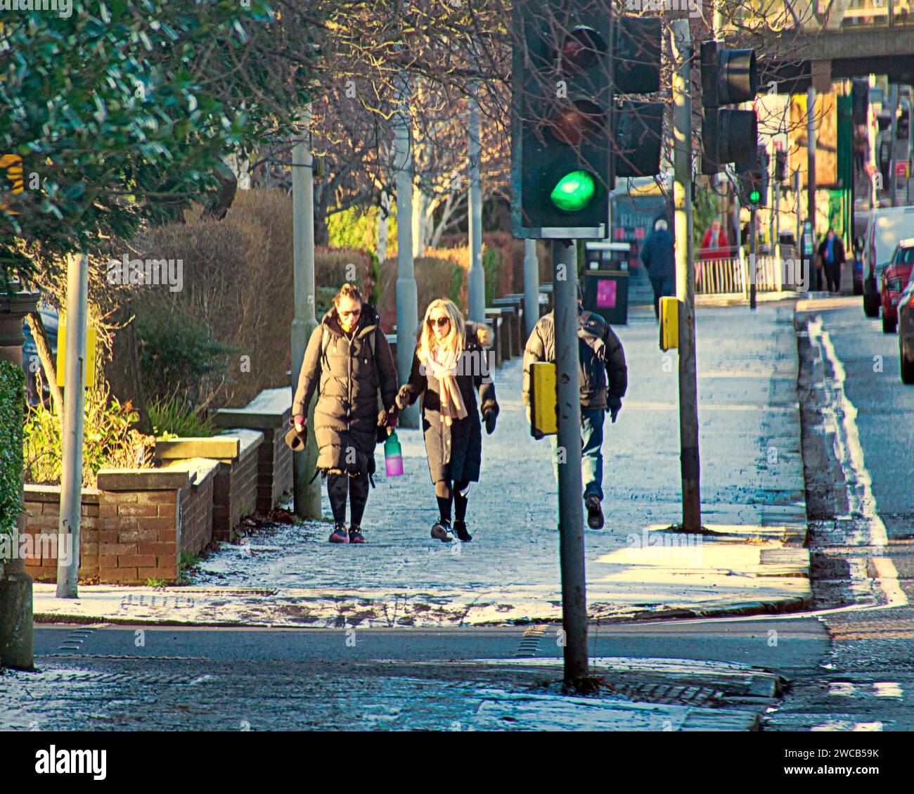 Glasgow, Scozia, Regno Unito. 15 gennaio 2024. Tempo nel Regno Unito: La notte gelida con cielo limpido ha visto il gelo in città. Freddo e gelido nell'estremità occidentale della città. Credit Gerard Ferry/Alamy Live News Foto Stock