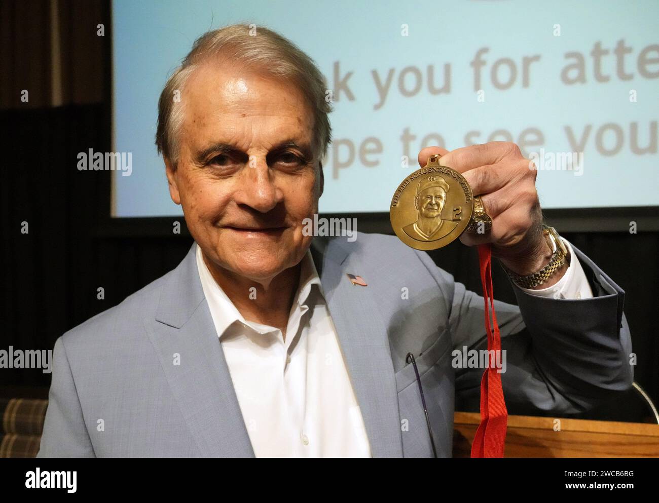 St Louis, Stati Uniti. 19 gennaio 2024. Ex St Il manager dei Louis Cardinals e membro della National Baseball Hall of Fame Tony la Russa esibisce la sua Medaglia Rossa per il servizio inestimabile al Baseball dato a lui durante i St. Louis Chapter della Baseball Writers Association of America premia la cena a St. Louis domenica 14 gennaio 2024. Foto di Bill Greenblatt/UPI credito: UPI/Alamy Live News Foto Stock