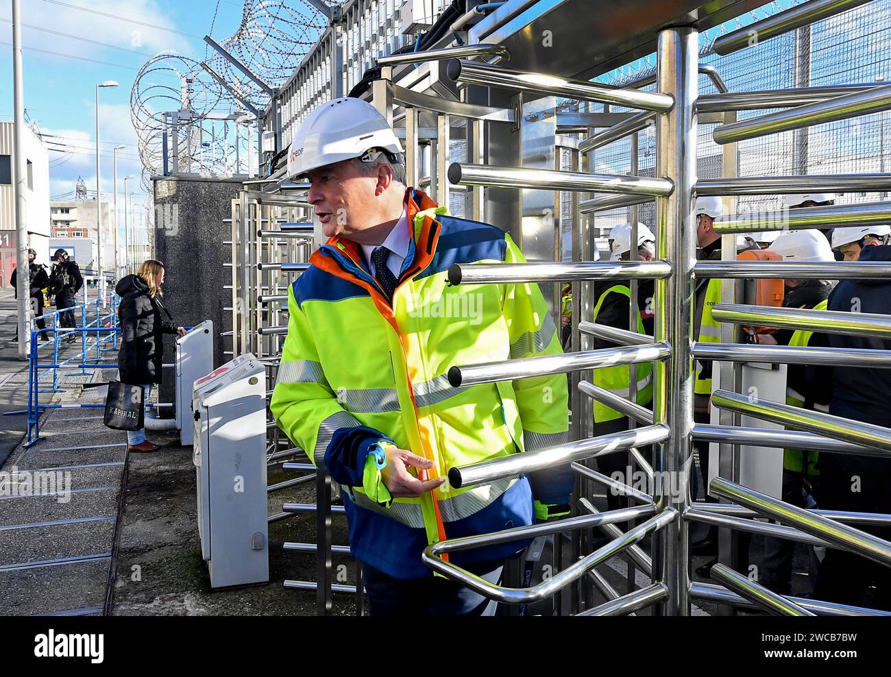 Francia. 15 gennaio 2024. © PHOTOPQR/VOIX DU NORD/Sebastien JARRY ; 15/01/2024 ; Gravelines. le 15/01/2024. Venue du ministre bruno le maire a la centrale nucleaire . Foto Sébastien JARRY Gravelines, Francia, 15 gennaio 2024 Bruno le Maire, il Ministro dell'economia e dell'energia, visita la centrale nucleare di Gravelines dove saranno costruiti 2 EPRS entro il 2038. Credito: MAXPPP/Alamy Live News Foto Stock