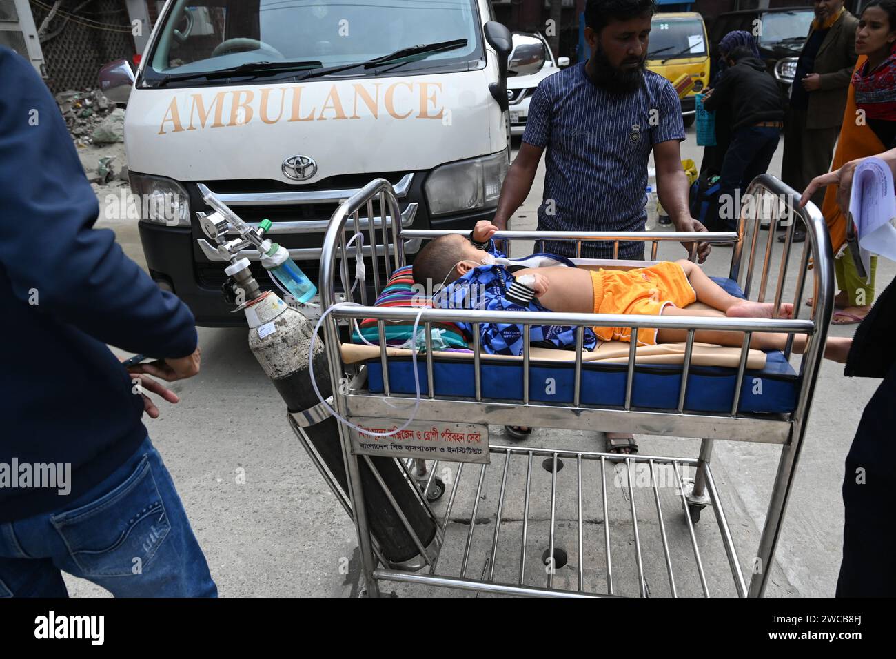 Dhaka, Bangladesh. 15 gennaio 2024. Un bambino che soffre di polmonite riceve cure all'interno dell'ospedale pediatrico di Dacca durante la stagione invernale a Dacca, Bangladesh il 15 gennaio 2024 credito: Mamunur Rashid/Alamy Live News Foto Stock