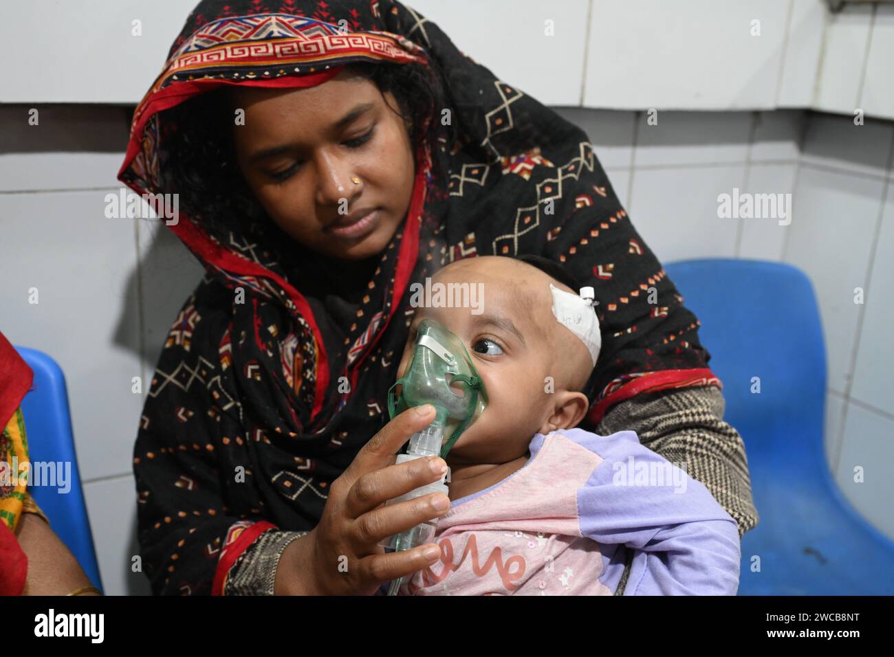 Dhaka, Bangladesh. 15 gennaio 2024. Un bambino che soffre di polmonite riceve cure all'interno dell'ospedale pediatrico di Dacca durante la stagione invernale a Dacca, Bangladesh il 15 gennaio 2024 credito: Mamunur Rashid/Alamy Live News Foto Stock