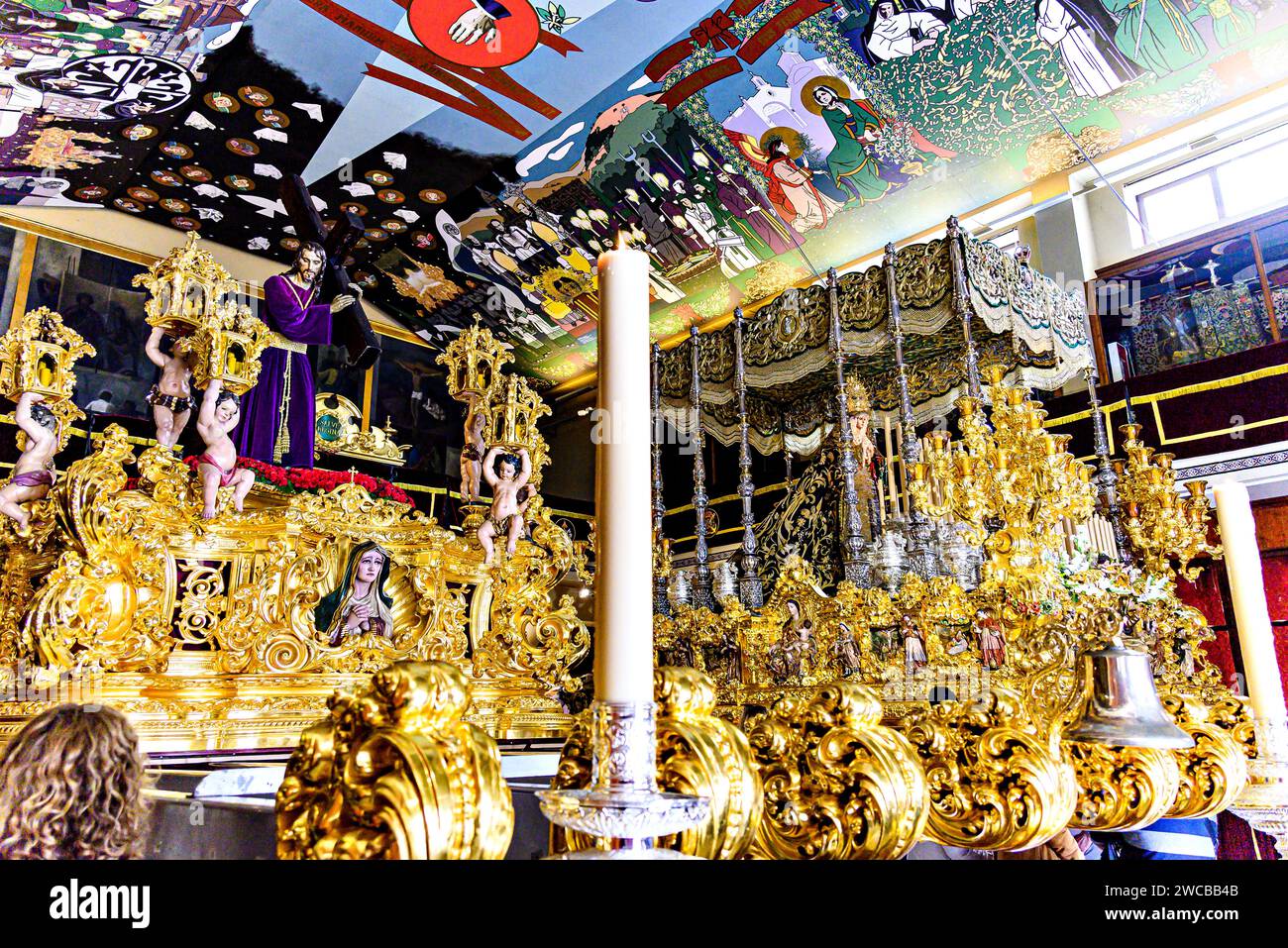 Malaga, Andalusia, Spagna; 4 aprile 2023: Settimana Santa, passaggio della Santissima Vergine Maria della speranza e passaggio del dolce nome di Gesù, nei Basili Foto Stock