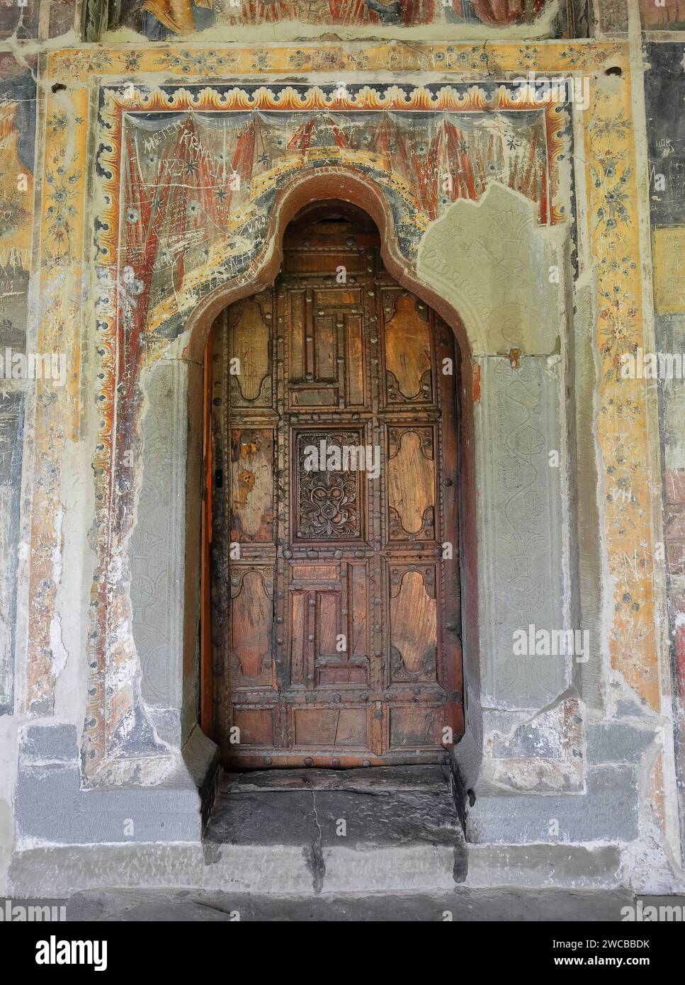 227 porta in legno intagliata, chiesa di Santa Maria di Leusa con i suoi murales vandalizzati del 1812 d.C. raffiguranti scene bibliche. Permet-Albania. Foto Stock
