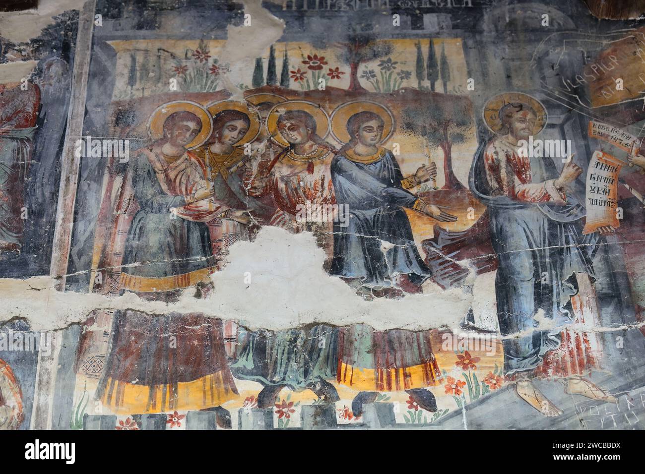 228 affreschi murali nella chiesa di Santa Maria di Leusa con i suoi murales vandalizzati del 1812 d.C. raffiguranti scene bibliche. Permet-Albania. Foto Stock