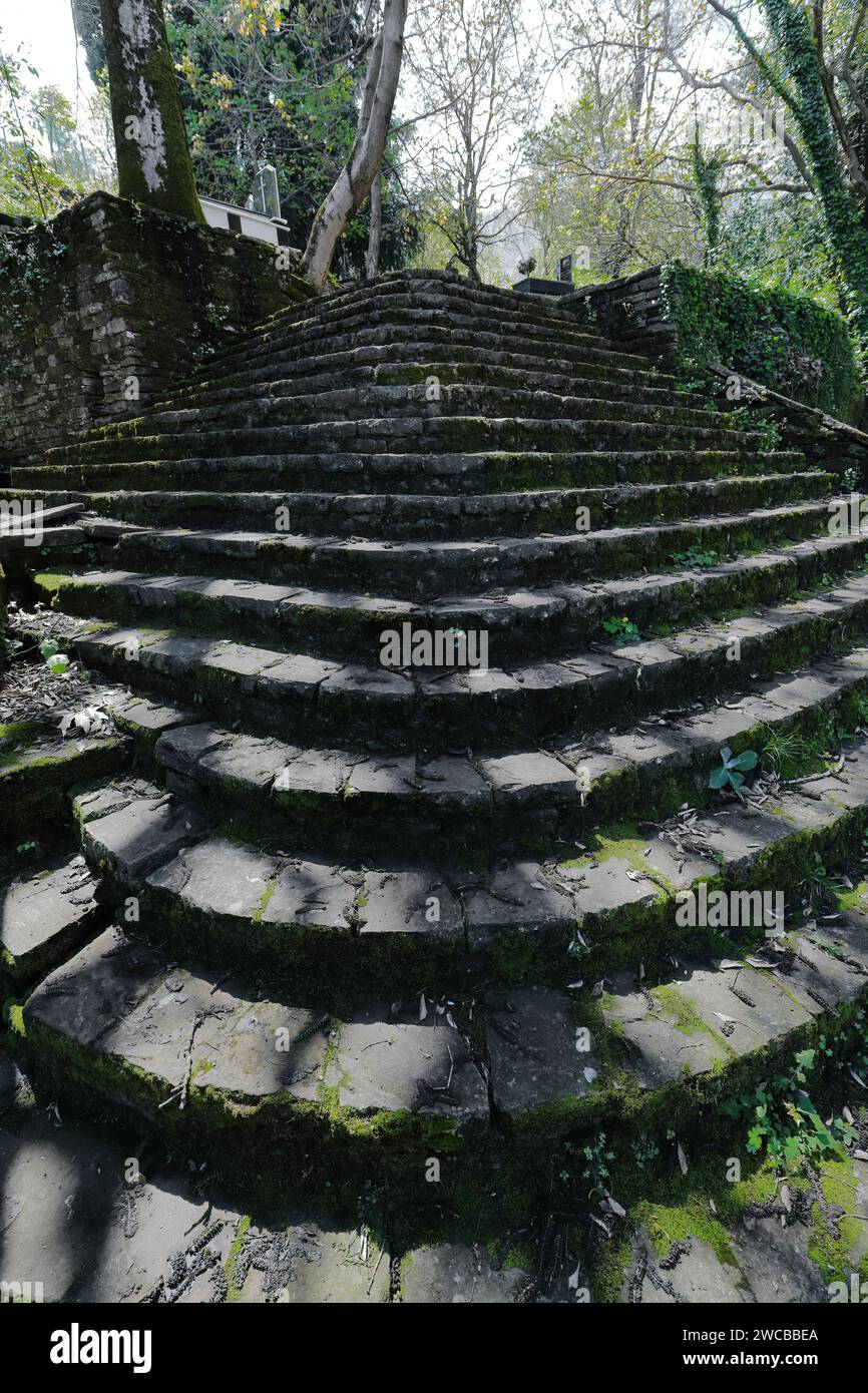 237 angolo della ripida scalinata a blocchi di pietra che sale dal portico al cimitero, la chiesa di Santa Maria di Leusa. Permet-Albania. Foto Stock