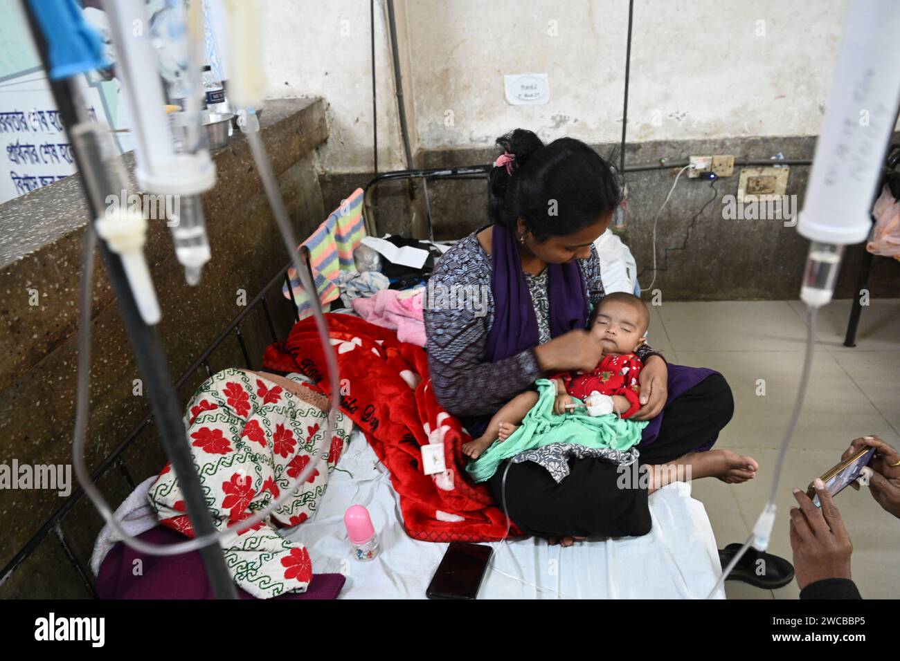 Dhaka, Bangladesh. 15 gennaio 2024. Bambini pazienti ricoverati nell'ospedale pediatrico di Dacca per cure con i loro tutori in quanto soffrono di malattie fredde durante la stagione invernale a Dacca, Bangladesh il 15 gennaio 2024 credito: Mamunur Rashid/Alamy Live News Foto Stock