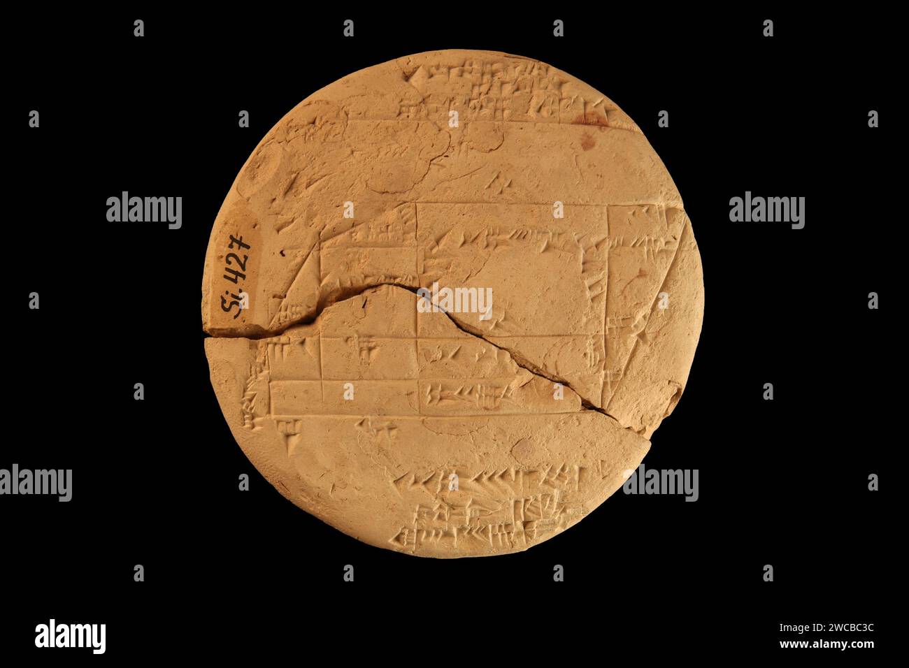 Antica tavoletta cuneiforme di Babilonia. La più antica tavoletta di argilla nella storia della geometria nel Museo Archeologico di Istanbul in Turchia. Datata al 1900 e 1600 a.C. Foto Stock